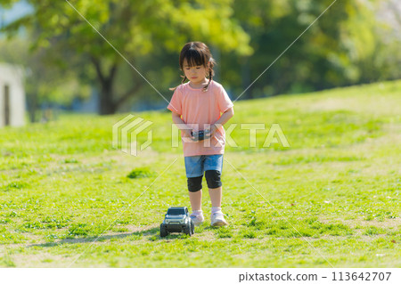 孩子們在草地公園玩無線電控制器 113642707