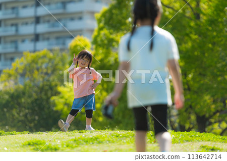 孩子們在綠草如茵的公園玩耍 孩子們在綠草如茵的公園玩耍 113642714