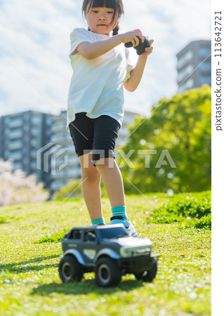 孩子們在草地公園玩無線電控制器 113642721