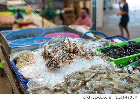 Fresh raw flower crab at Thai seafood market 113643017