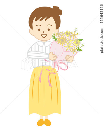 Smiling young woman holding a bouquet 2 113643116