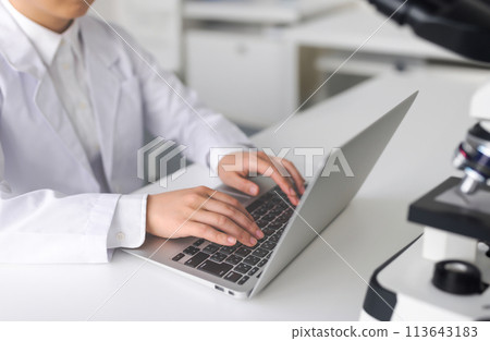 Portraits of medical and research workers wearing white coats 113643183