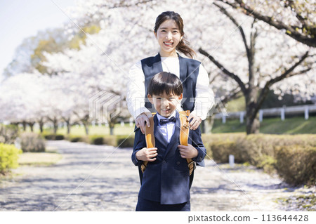 小學入學形象家長與孩子 小學入學形象家長與孩子 113644428