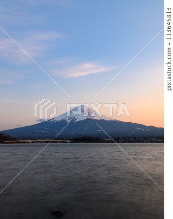 Spectacular view of the sunset and Mt. Fuji from Lake Kawaguchi in Yamanashi Prefecture 113645813