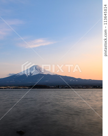 Spectacular view of the sunset and Mt. Fuji from Lake Kawaguchi in Yamanashi Prefecture 113645814