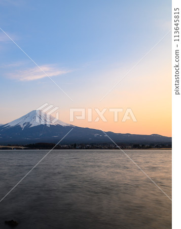 Spectacular view of the sunset and Mt. Fuji from Lake Kawaguchi in Yamanashi Prefecture 113645815
