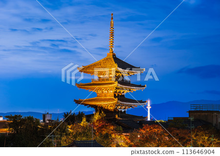 Autumn in Kyoto: Yasaka Pagoda evening view Autumn in Kyoto: Yasaka Pagoda evening view 113646904
