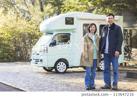 couple traveling by camper 113647216