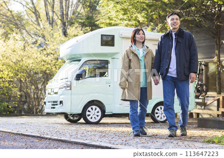 乘露營車旅行的夫婦 113647223