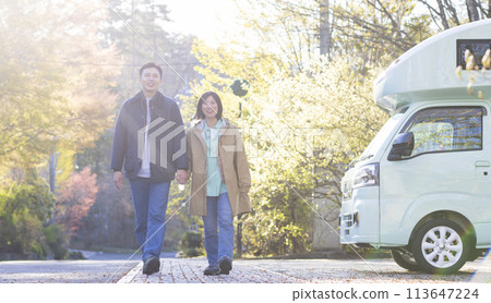 乘露營車旅行的夫婦 113647224