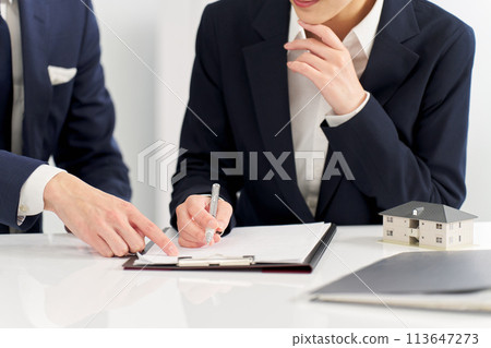 商界人士開會討論住宅房地產 113647273