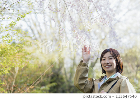 一個充滿春天氣息的可愛女人 113647540