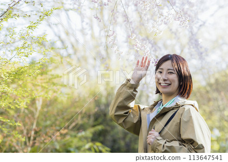 一個充滿春天氣息的可愛女人 113647541