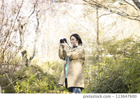 拿著照相機的逗人喜愛的婦女 113647600