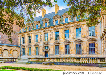 Fabulous, magnificent Paris in early spring. 113648423