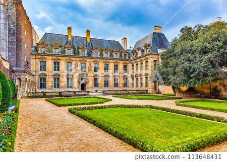 Fabulous, magnificent Paris in early spring. 113648431