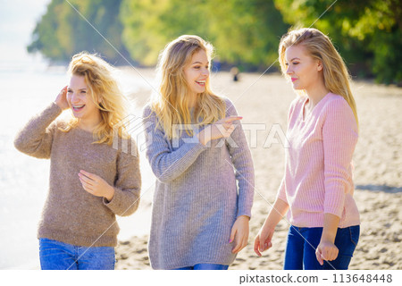 Three fashionable models outdoor Three fashionable models outdoor 113648448