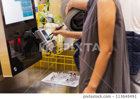 Woman self payment at the sef service counter of the customer card. 113648491