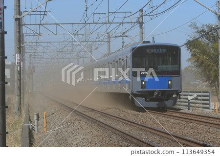 西武20000系列在西武新宿線上揚起塵土 西武20000系列在西武新宿線上揚起塵土 113649354