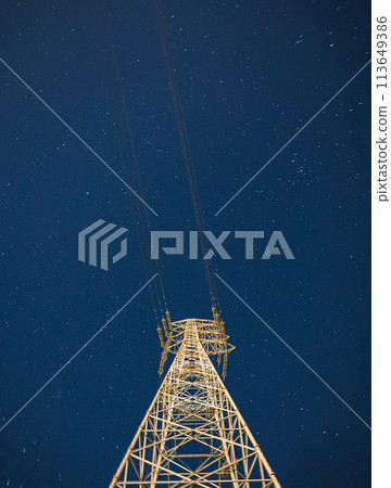 無線電塔在夜空中閃閃發光 無線電塔在夜空中閃閃發光 113649386