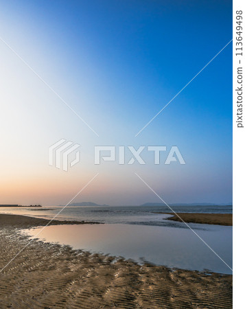 shore dyed in the morning sun 113649498