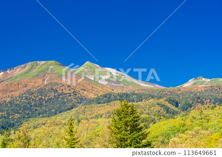 (長野縣)秋天的乘鞍高原,從一之川地看到的山頂 (長野縣)秋天的乘鞍高原,從一之川地看到的山頂 113649661