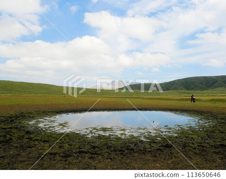 Autumn scenery at Kusasenrihama Beach: Tourists taking selfies at the spring-fed pond (Mount Aso, Kumamoto) 113650646