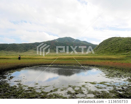 Autumn scenery at Kusasenrihama Beach: Tourists taking selfies at the beautiful pond (Mount Aso, Kumamoto Prefecture) 113650733