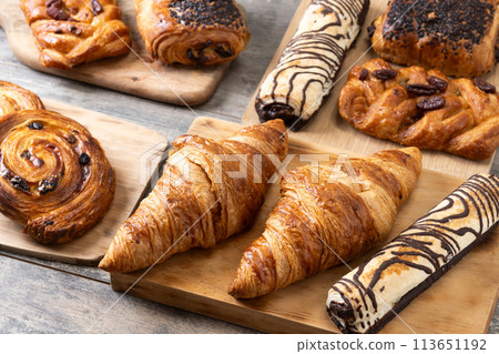 Set of bakery pastries on wooden table 113651192