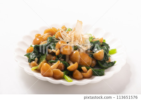 Boiled nameko mushrooms and spinach 113651576