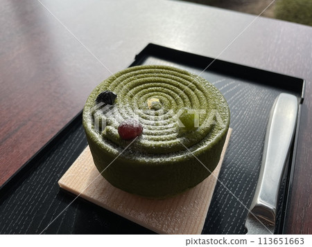 Matcha mousse cake, a Japanese-style dessert. 113651663