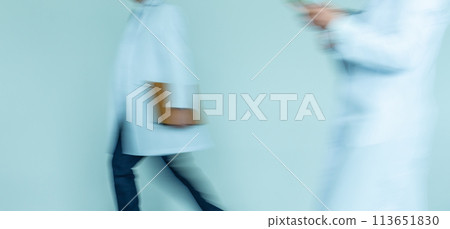一個穿著白大褂工作的人 一個穿著白大褂工作的人 113651830