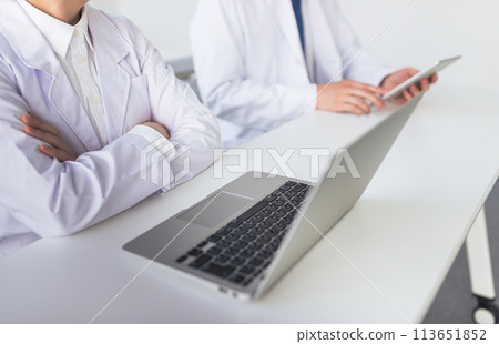 Portraits of medical and research workers wearing white coats 113651852