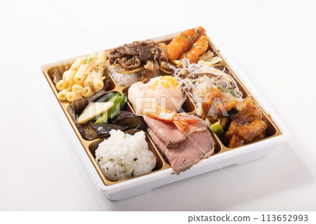A luxurious spring cherry blossom viewing bento 113652993