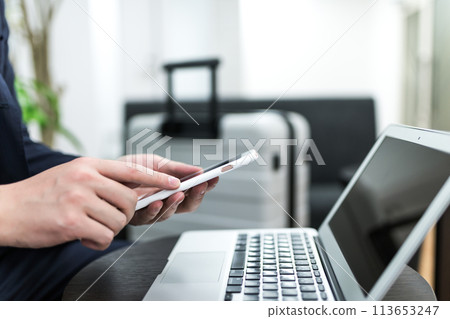 Businessman on a business trip (at the lounge) 113653247