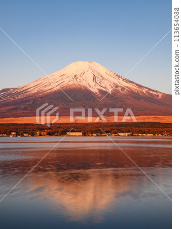 Inverted Fuji at sunrise as seen from Lake Yamanaka, Yamanashi Prefecture 113654088