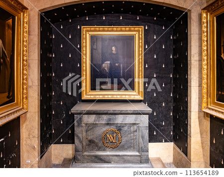 Marie-Antoinette Chapel in the Conciergerie, with her monogram and a portrait framed in gold. Paris, France Marie-Antoinette Chapel in the Conciergerie, with her monogram and a portrait framed in gold. Paris, France 113654189