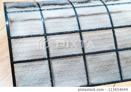 空調過濾器堵塞的照片。 113654649