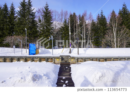 A railroad crossing at Nemuro Station (Hakodate Main Line, JR Hokkaido) 113654773