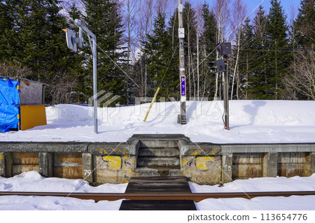 A railroad crossing at Nemuro Station (Hakodate Main Line, JR Hokkaido) 113654776