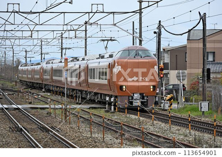 全新 273 系列 Pendulum Express 穿過山陽本線的二瀨站。 全新 273 系列 Pendulum Express 穿過山陽本線的二瀨站。 113654901