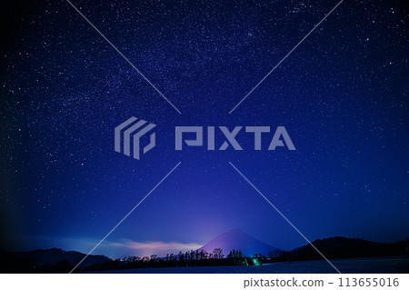 View of Mt. Yotei and the Milky Way at night from Makkari Village, Abuta County, Hokkaido in winter 113655016