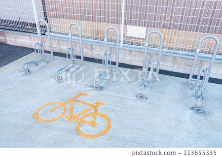 在日本拍攝的自行車停車場的照片。 113655335