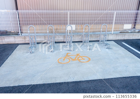 在日本拍攝的自行車停車場的照片。 113655336