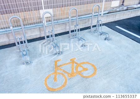 在日本拍攝的自行車停車場的照片。 113655337