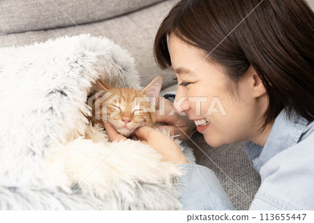 摸摸棕色虎斑小貓下巴的女人 113655447