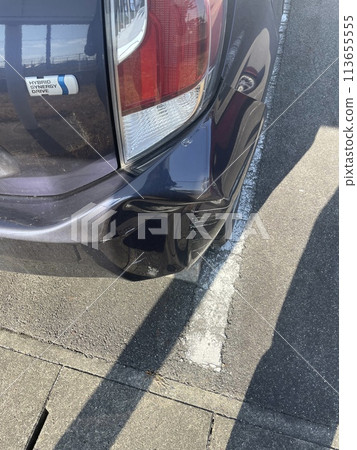 一輛停在停車場的汽車因意外而凹陷 113655555