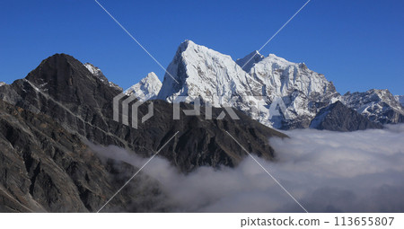 Sea of fog in the Gokyo Valley and peaks of Ama Dablam, Cholatse and Tobuche. 113655807