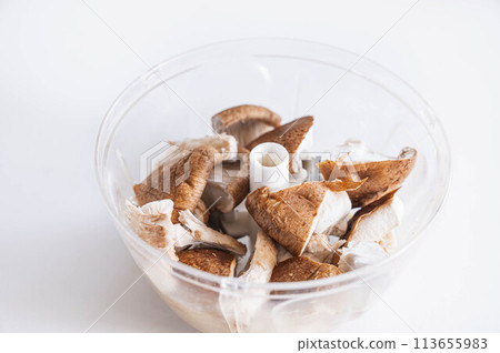 用切碎機將香菇切碎 113655983