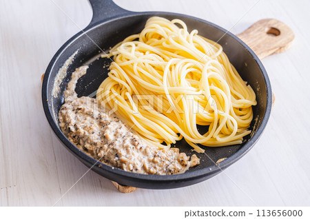 Pasta noodles with mushroom cream sauce 113656000